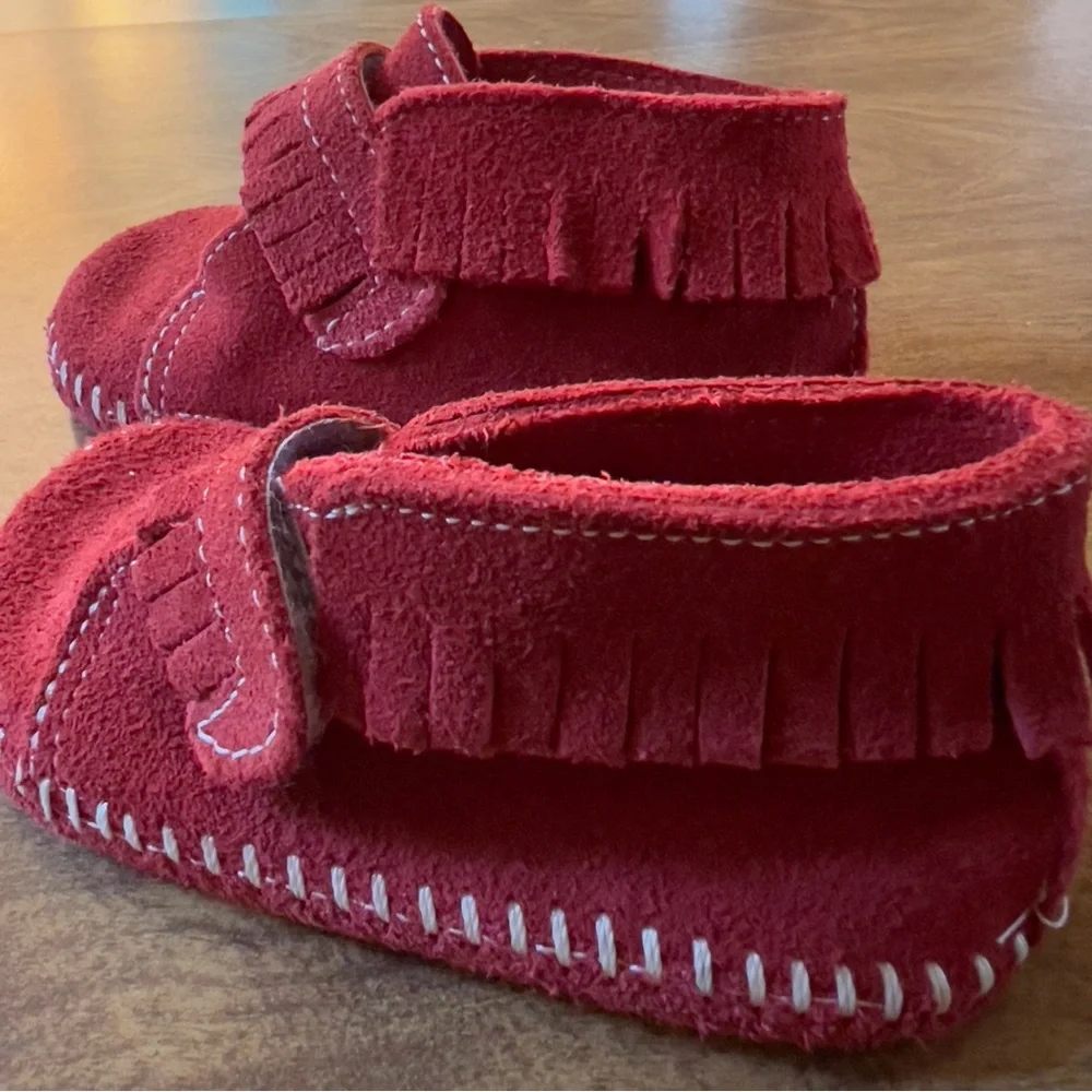 MinneTonka Moccasin Children Burgundy Leather Suede Baby Walking Shoes size 4